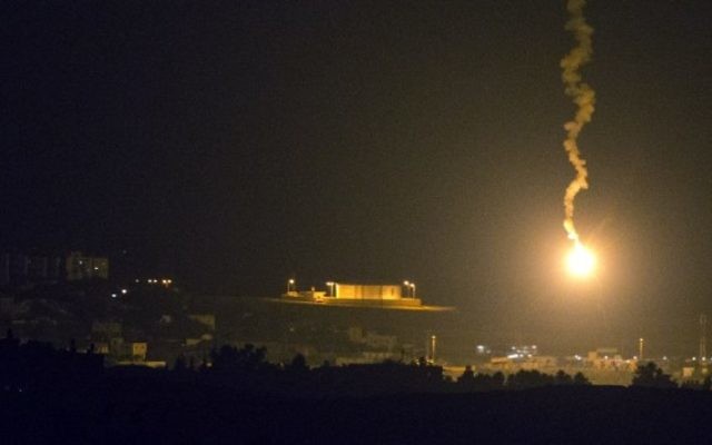Une photo prise à partir de la frontière sud d'Israël avec la bande de Gaza montre des fusées éclairantes israéliennes au dessus de l'enclave côtière palestinienne, le 7 juillet 2014 (Crédit photo: Jack Guez / AFP)