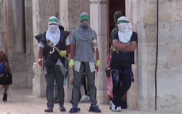 Des Palestiniens se préparant à des émeutes sur le mont du Temple à Jérusalem, le 13 septembre 2015 .(Crédit : capture d'écran police israélienne)