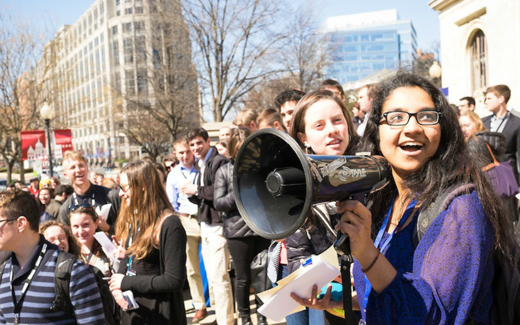 Amna Farooqi (à droite de la photo) amène les élèves J Street U à une manifestation contre Hillel international en marge de la conférence de J Street U, à Washington, le 23 mars 2015 (Crédit : Moshe Zusman / JTA)