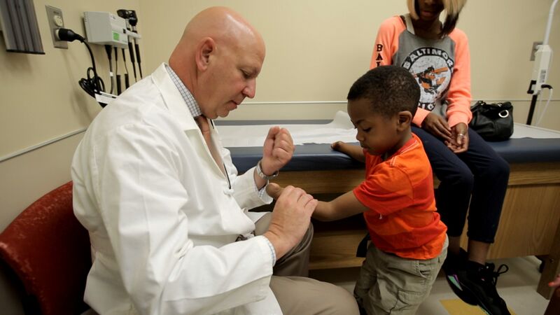 Dr L. Scott Levin demande à Zion Harvey de faire un coup de poing lors d'une visite pré-opératoire à l'Hôpital pour enfants de Philadelphie. (Crédit : Hôpital pour enfants de Philadelphie)