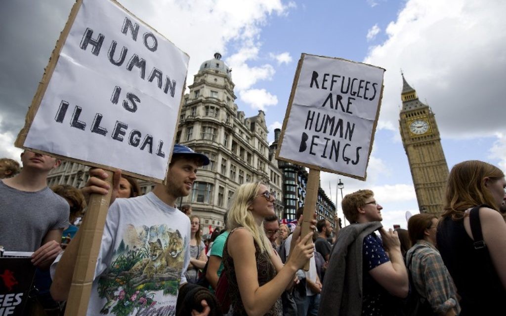Des manifestants devant le Parlement britannique lors d'un rassemblement pro-réfugiés dans le centre de Londres, le 12 septembre 2015 (Crédit photo: JustinTallis / AFP)