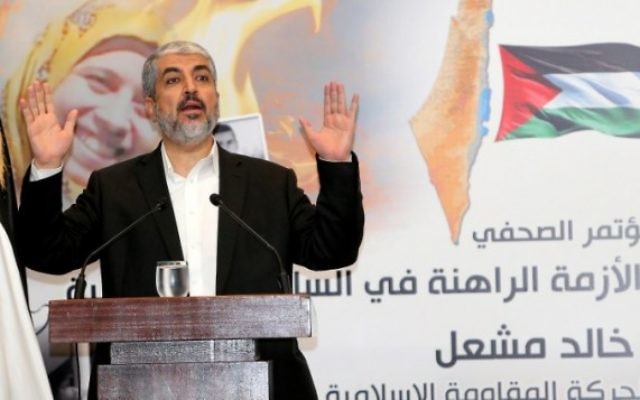 Khaled Meshaal, dirigeant politique en exil du mouvement islamiste terroriste palestinien du Hamas, pendant une conférence de presse dans la capitale qatarie, Doha, le 7 septembre 2015. (Crédit : Karim Jaafar/Al-Watan Doha/AFP)