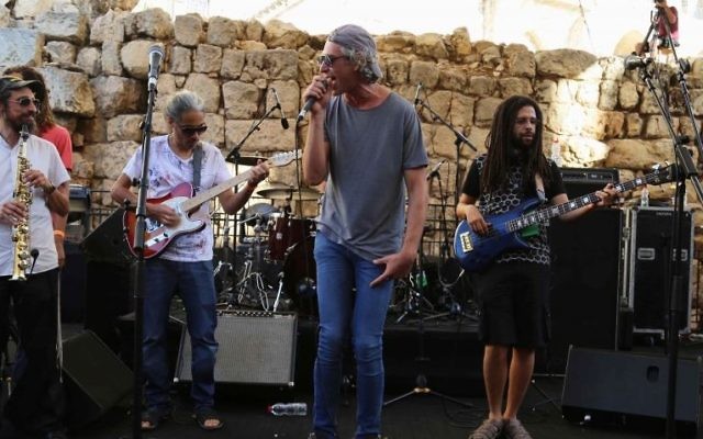Le chanteur juif américain Matisyahu au Festival de Musique sacrée dans la Vieille Ville de Jérusalem, le 4 septembre 2015 (Crédit : Eric Cortellessa/Times of Israel)