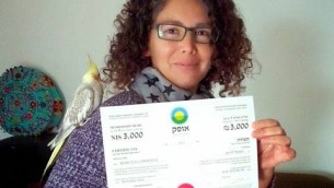 Un membre d'Ofek exhibant son certificat (Crédit : Facebook)