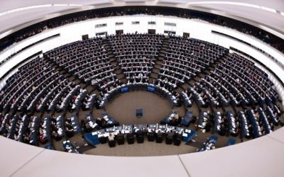 Les membres du Parlement européen à Strasbourg, le 17 décembre 2014. (Crédit : Frederick Florin/AFP)