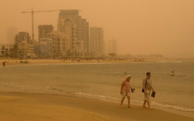 La plage de Tel Aviv au premier jour de la tempête de sable qui a sévi au Moyen-Orient - 8 septembre 2015 (Crédit : (Miriam Alster / FLASH90)