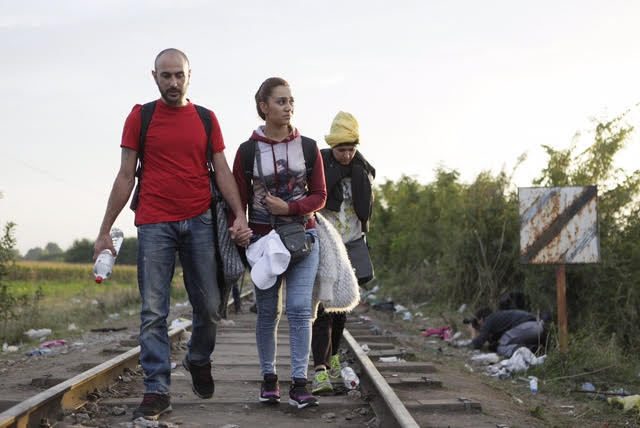 Les réfugiés syriens en chemin vers la frontière hongroise accompagné d''israAID (Crédit : Autorisation IsraAId)