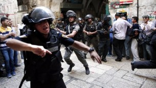 Policiers israéliens utilisant des grenades assourdissantes pour disperser des manifestants palestiniens dans la Vieille Ville de Jérusalem pendant des échauffourées sur le mont du Temple, le 15 Septembre 2015. (Crédit : Thomas Coex / AFP)