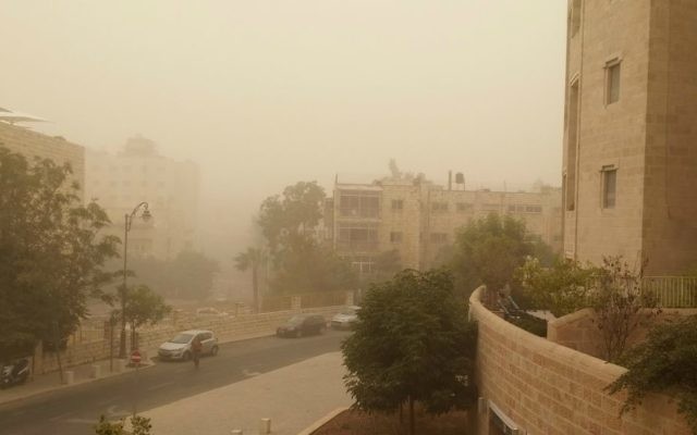 Photo du centre de Jérusalem, enveloppée dans un brouillard jaune brunâtre dû à une tempête de sable, le 8 septembre 2015 (Crédit : Times of Israël)