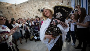 Des femmes dansent avec un rouleau de la Torah pendant qu'elles assistent à un office mensuel au mur Occidental, le 20 avril 2015 (Crédit photo: Miriam Alster / Flash90)