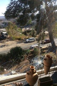 L'une des plusieurs fenêtres brisées dans la maison de Nava Segev à Armon Hanatziv à Jérusalem causée par une pierre lancée par la jeunesse arabe du village d'à côté. (Crédit : Autorisation Nava Segev)