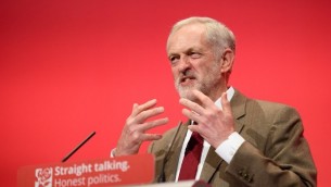 Le leader du parti travailliste, Jeremy Corbyn, pendant son discours le troisième jour de la conférence annuelle du parti travailliste à Brighton, dans le sud de l'Angleterre, le 29 septembre 2015. (Crédit : AFP / LEON NEAL)