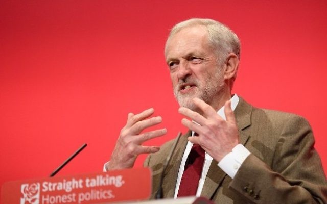 Le leader du parti travailliste, Jeremy Corbyn, pendant son discours le troisième jour de la conférence annuelle du parti travailliste à Brighton, dans le sud de l'Angleterre, le 29 septembre 2015. (Crédit : AFP / LEON NEAL)