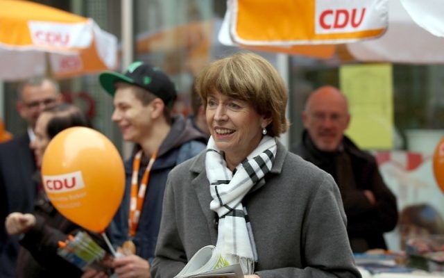 Henriette Reker, une candidate de premier plan pour l'élection du maire de Cologne, en campagne à Cologne, en Allemagne de l'Ouest. Photo prise le 16 octobre 2015. (Crédit : AFP PHOTO / DPA / OLIVER BERG)
