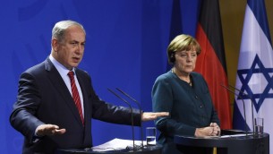 Le Premier ministre Benjamin Netanyahu (à gauche) et la chancelière allemande Angela Merkel pendant une conférence de presse commune à Berlin; le 21 octobre 2015. (Crédit : Tobias Schwarz/AFP)