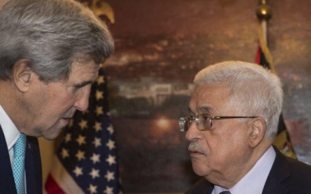 Le secrétaire d'État américain John Kerry (à gauche) et le président de l'Autorité palestinienne Mahmoud Abbas à Amman, en Jordanie, le 13 novembre 2014. (Crédit : AFP/Nicholas Kamm/Pool)