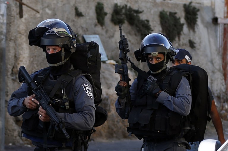 Les agents de la police des frontières israéliens patrouillant dans une rue de Jabel Mukaber après des affrontements dans le quartier en septembre (Crédit : AFP PHOTO / AHMAD GHARABLI)