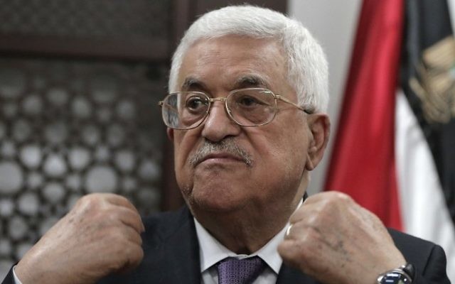 Le président de l'Autorité palestinienne, Mahmoud Abbas avec des journalistes dans son bureau de Ramallah en Cisjordanie, le 6 octobre 2015. (Crédit : AFP / Ahmad Gharabli)