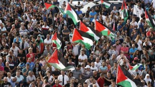 Des Arabes israéliens participent à une grande manifestation dans le cadre d'une grève générale organisée en soutien aux Palestiniens qui ont appelé à une "journée de la colère" le 13 octobre 2015 dans le village israélo-arabe de Sakhnin. (Crédit : AFP PHOTO / JACK GUEZ)