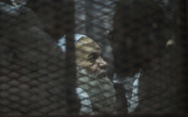 Une photo prise le 3 août 2014 montre Mohammed al-Zawahiri, le frère du chef d'Al-Qaïda Ayman al-Zawahiri, assis dans la cage des accusés lors de son procès et de 68 autres accusés au Caire. Un tribunal égyptien, le 15 octobre 2015 (Crédit : AFP PHOTO / KHALED DESOUKI)