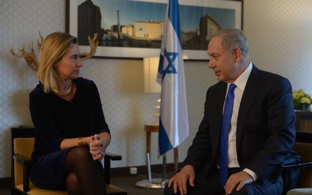Rencontre entre le Premier ministre Benjamin Netanyahu et la chef de la diplomatie européenne, Federica Mogherini le 22 octobre 2015 (Crédit : Amos Ben Gershom, GPO)