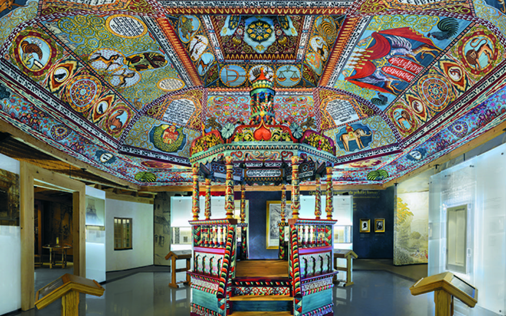 La structure du toit de la synagogue Gwoździec, les peintures au plafond et la Bimah installés dans la galerie « La ville juive » du Musée POLIN de l'histoire des Juifs de Pologne (Crédit : Magda Starowieyska)