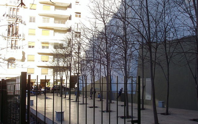 Les arbres de la Plaza qui abrite l'ambassade d'Israël à Buenos Aires, en Argentine, plantés en mémoire des personnes tuées dans l'attentat de l'ambassade en 1992. (Crédit : NYC2TLV/CC-BY/Wikimedia Commons)