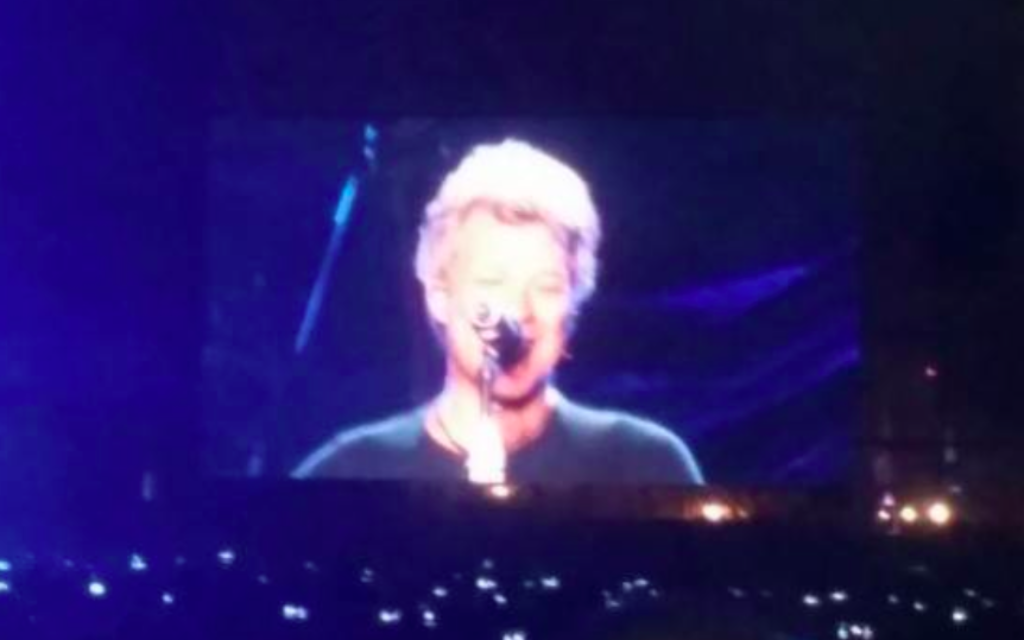 Capture d’écran de Jon Bon Jovi à son concert donné en Israël le 3 octobre 2015