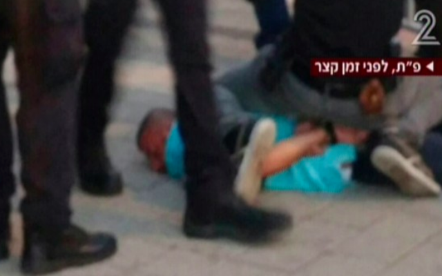 Capture d'écran de la scène de l'attaque à Petah Tikva le 7 octobre 2015 (Crédit : Deuxième chaîne)