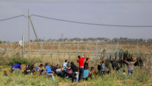 Des Gazaouis s'approchent de la clôture de la frontière avec Israël lors d'affrontements avec les soldats de Tsahal, le 9 octobre 2015. (Crédit photo: Mohammed Abed / AFP)