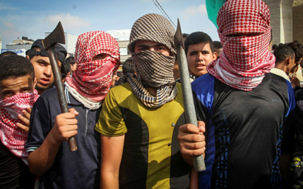 Des émeutiers palestiniens prennent part à une manifestation anti-Israël dans la ville de Rafah dans la bande de Gaza le 13 Octobre, 2015, (Crédit : Abed Rahim Khatib / Flash90)