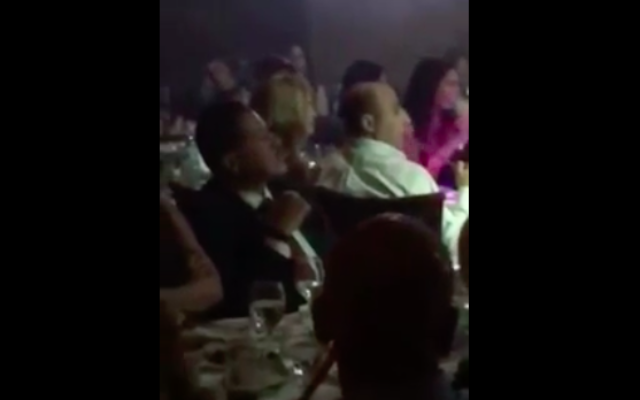 Capture d’écran de la vidéo sur Yasser Abbas en train de boire de l'alcool dans une boîte de nuit à Dubai (Crédit : YouTube)