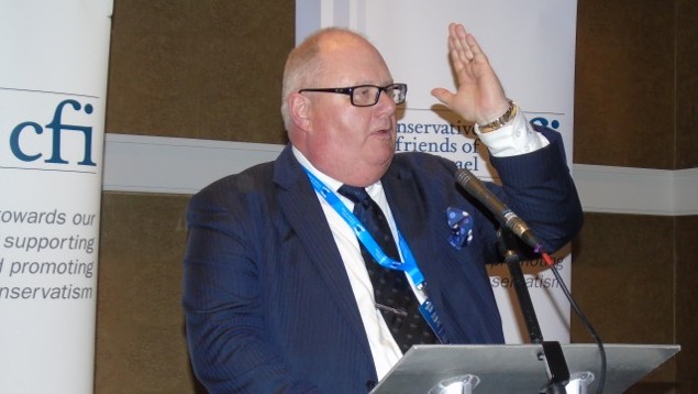 Le président du Conservative Friends of Israel, Rt. Hon. Sir Eric Pickles lors de la réception annuelle de la CFI, à Manchester le 6 octobre 2015 (Crédit : Autorisation)