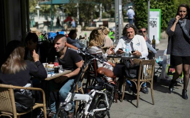 Des Israéliens dans un café de Tel Aviv. Illustration. (Crédit : Hadas Parush/Flash90)