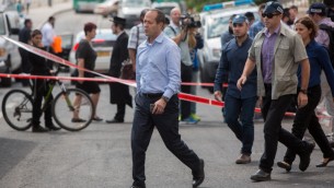 Le maire de Jérusalem, Nir Barkat, sur les lieux d'une attaque au couteau à une station de tram à Jérusalem, le 8 octobre 2015 (Crédit : Yonatan Sindel / Flash90)