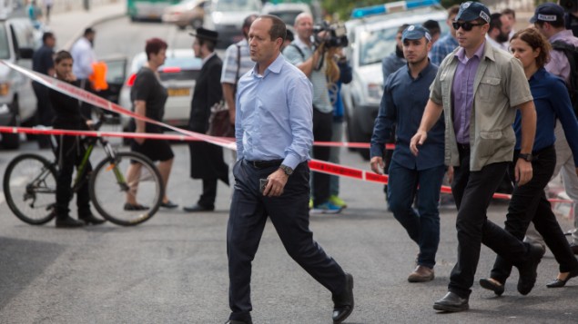 Le maire de Jérusalem, Nir Barkat, sur les lieux d'une attaque au couteau à une station de tramway, à Jérusalem, le 8 octobre 2015 (Crédit : Yonatan Sindel/Flash90)