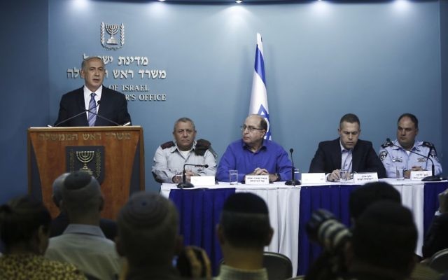 (De gauche à droite) Benjamin Netanyahu, Gadi Eisenkot, Moshe Yaalon, Gilad Erdan et Benzi Sau, le 8 octobre 2015 (Crédit : Yonatan Sindel/Flash 90)