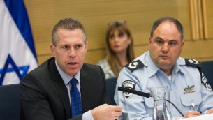 Le ministre de la Sécurité publique Gilad Erdan et le chef de police intérimaire, Benzi Sau, assistanr à une réunion du comité des affaires internes de la Knesset sur les récentes attaques terroristes à Jérusalem, le 12 octobre 2015 (Crédit : Miriam Alster / FLASH90)