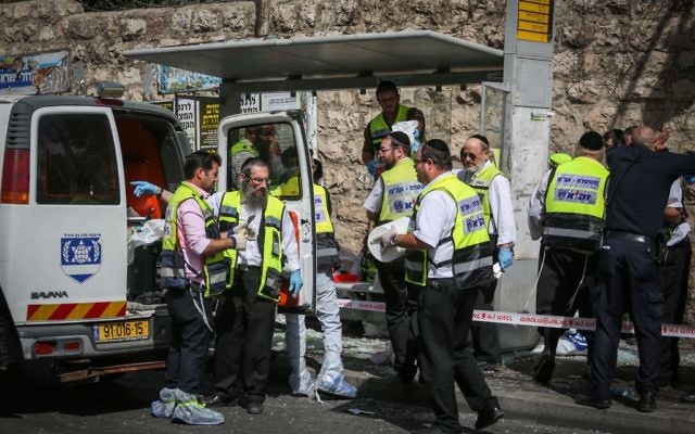 Le site d'une attaque où un terroriste a percuté sa voiture dans piétons et a poignardé au moins 5 personnes, en en tuant un, sur la rue Malchei Yisrael, à Jérusalem. le 13 octobre 2015. (Crédit : Hadas Parushl / FLASH90)