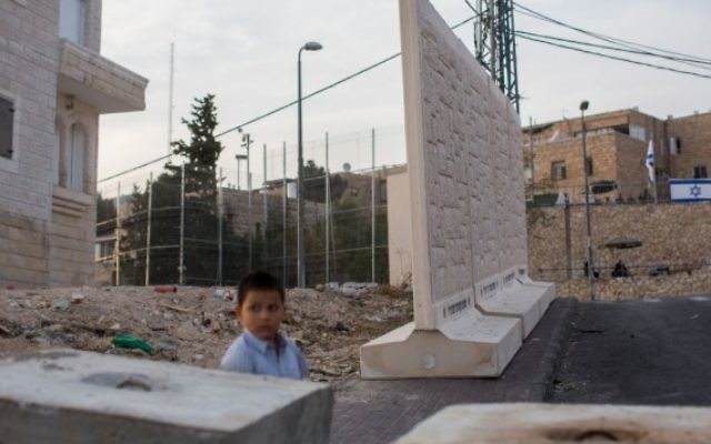Un mur temporaire placé entre les quartiers juif et arabe de Jérusalem (Crédit : Flash 90)