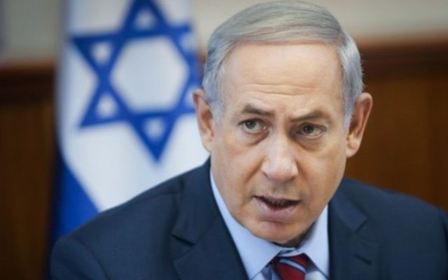 Le Premier ministre Benjamin Netanyahu à la réunion hebdomadaire du gouvernement à Jérusalem, le 25 octobre 2015 (Crédit : Alex Kolomoisky / Pool)