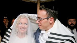 Le mariage juif illégal, et pourtant conforme à 100 % à la loi juive, de Mark Halawa et de sa femme Linda Brunnel en Israël, en 2014. (Crédit : Yonit Schiller/autorisation)