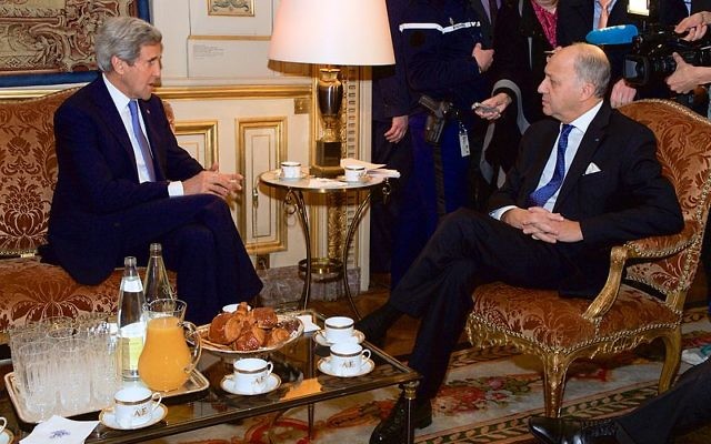 John Kerry (g) rencontre Laurent Fabius au Quai d'Orsay le 16 janvier 2015 (Crédit : U.S. Department of State)