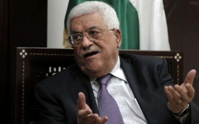 Le président de l'Autorité palestinienne Mahmoud Abbas avec des journalistes dans son bureau, à Ramallah, en Cisjordanie, le 6 octobre 2015. (Crédit : Ahmad Gharabli/AFP)