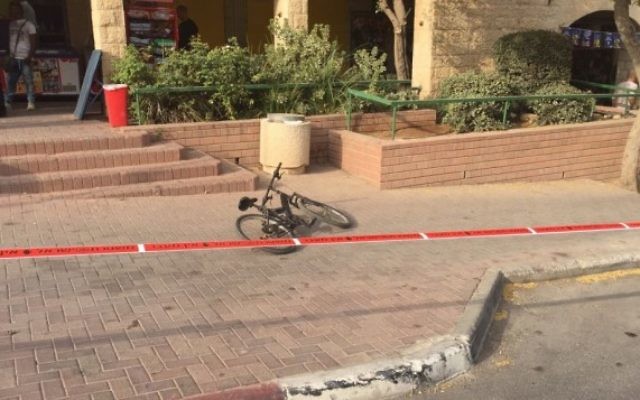 Le vélo sur lequel circulait un garçon de 13 ans avant d'être poignardé dans le quartier de Pisgat Zeev de Jérusalem Est, le 12 octobre 2015. (Crédit : police israélienne)