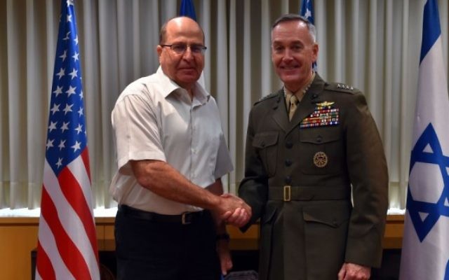 Le ministre de la Défense Moshe Yaalon rencontre le chef d'état-major militaire américain le général Joseph Dunford au siège de la Défense à Tel-Aviv, le dimanche 18 octobre 2015. (Crédit : Ariel Harmoni / Ministère de la Défense)