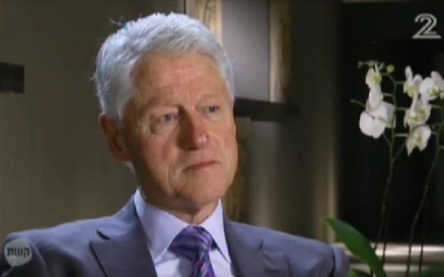 L'ancien président américain Bill Clinton pendant un entretien avec la Deuxième chaîne avant le 20e anniversaire de l'assassinat du Premier ministre israélien Yitzhak Rabin. (Crédit : Capture d'écran Deuxième chaîne)