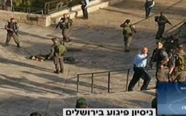 Les lieux d'une tentative d'attaque au couteau qui a eu lieu mercredi en dehors de la Vieille Ville de Jérusalem où un Palestinien a été abattu par les forces israéliennes (Crédit : Capture d'écran Deuxième chaîne)