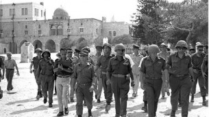 Moshe Dayan au mont du Temple, le 7 juin 1967 (Crédit : Ilan Bruner / GPO)