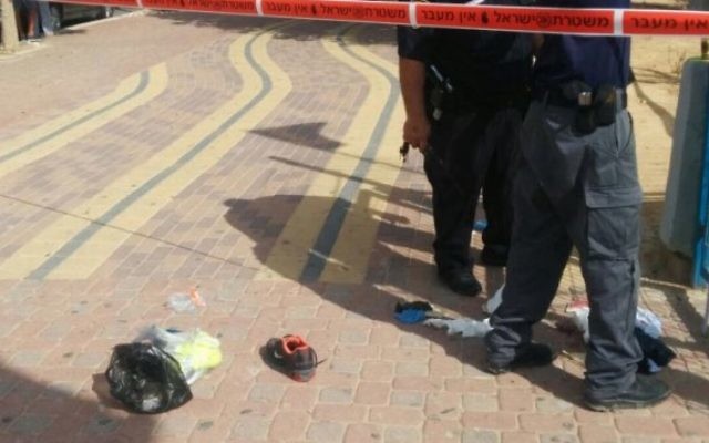 Des policiers israéliens sur la scène où un jeune juif a poignardé un homme arabe dans la ville de Dimona, le vendredi 9 octobre 2015. Trois autres Arabes ont également été blessés dans l'attaque (Photo: police de Dimona)